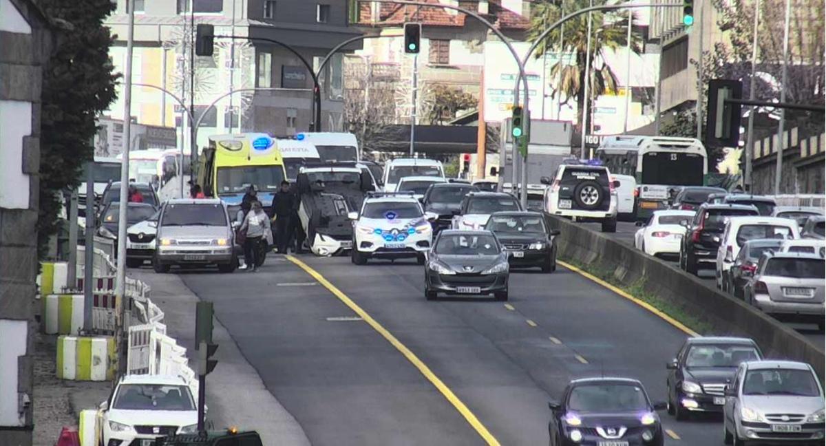 El coche volcado en la avenida de Madrid.