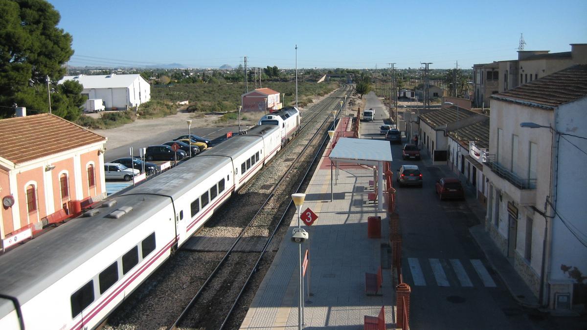 Un tren pasando por la parada del barrio de La Estación de Crevillent