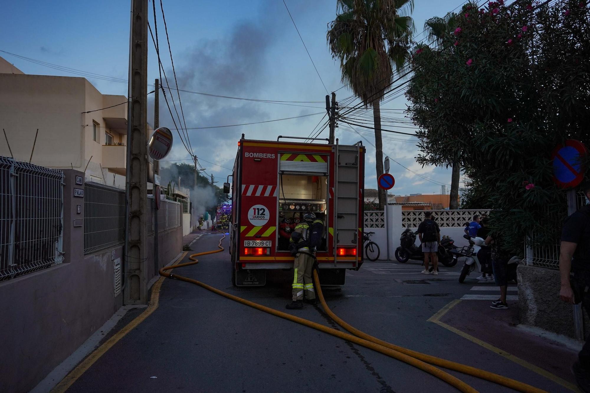 Todas las imágenes del incendio de un garaje lleno de motos en Puis d'en Valls