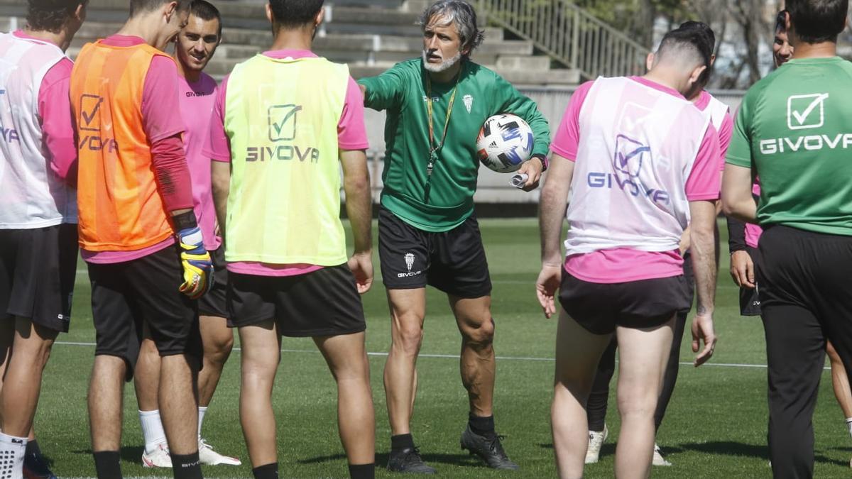 Pablo Alfaro se dirige a sus jugadores durante el entreno del Córdoba CF en la Ciudad Deportiva, este miércoles.