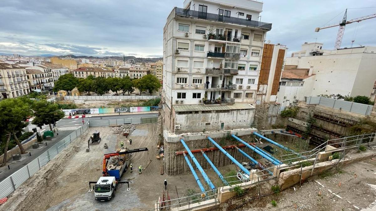 Vista del solar en obras donde se construirá el hotel de cinco estrellas de Meliá en Málaga.