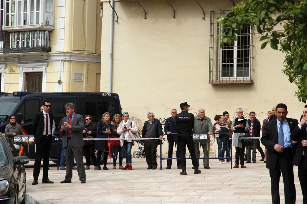 François Hollande y Mariano Rajoy son recibidos con honores junto al Ayuntamiento de Málaga. Antes del almuerzo, han visitado el Museo de Málaga.