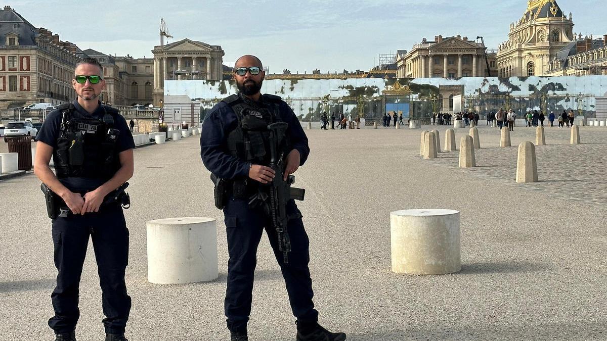 Dos policías montan guardia frente al palacio de Versalles tras ser evacuado por una falsa alarma terrorista el pasado 17 de octubre.
