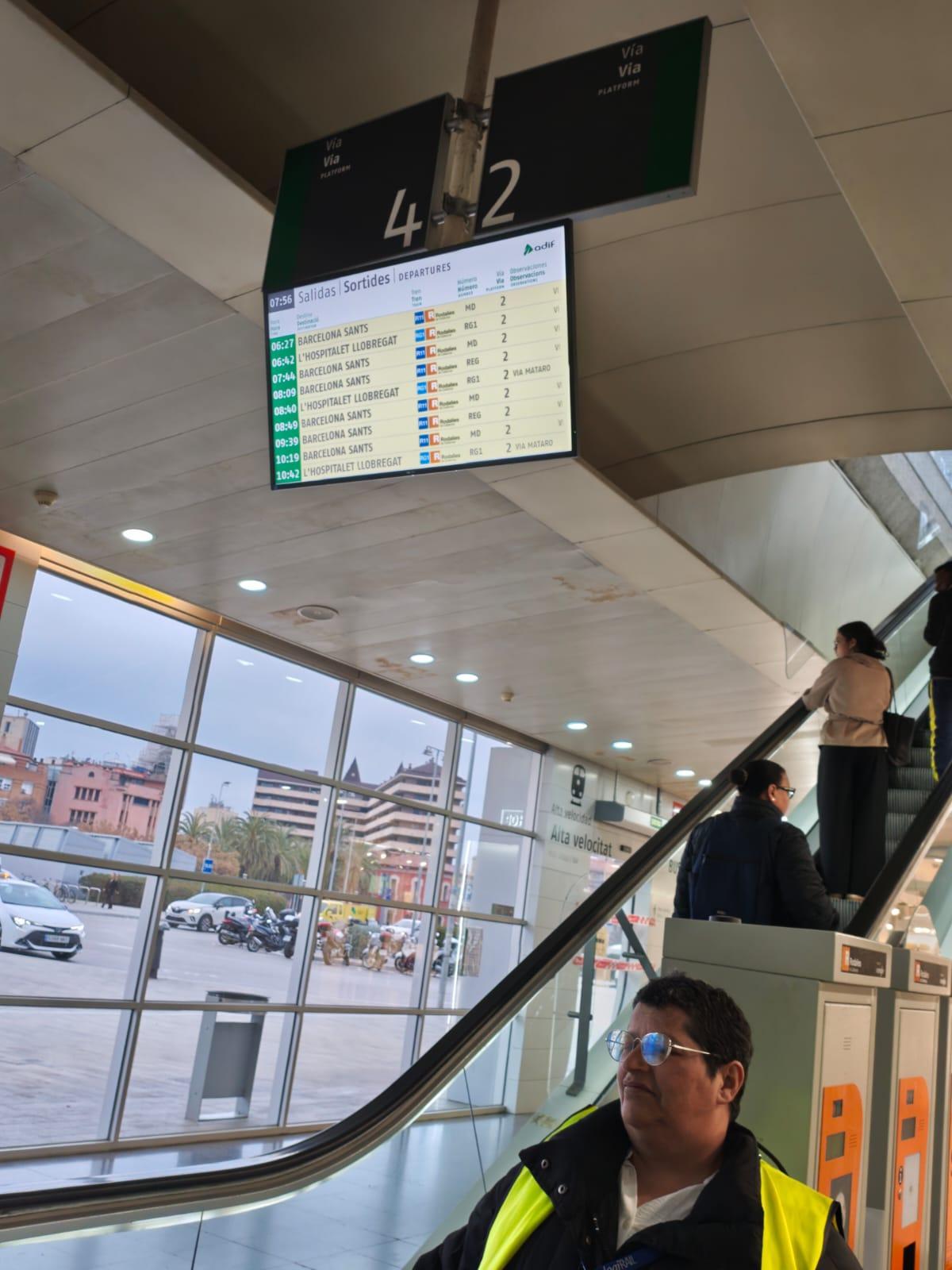 Un panell informatiu aquest matí a l'estació de Girona