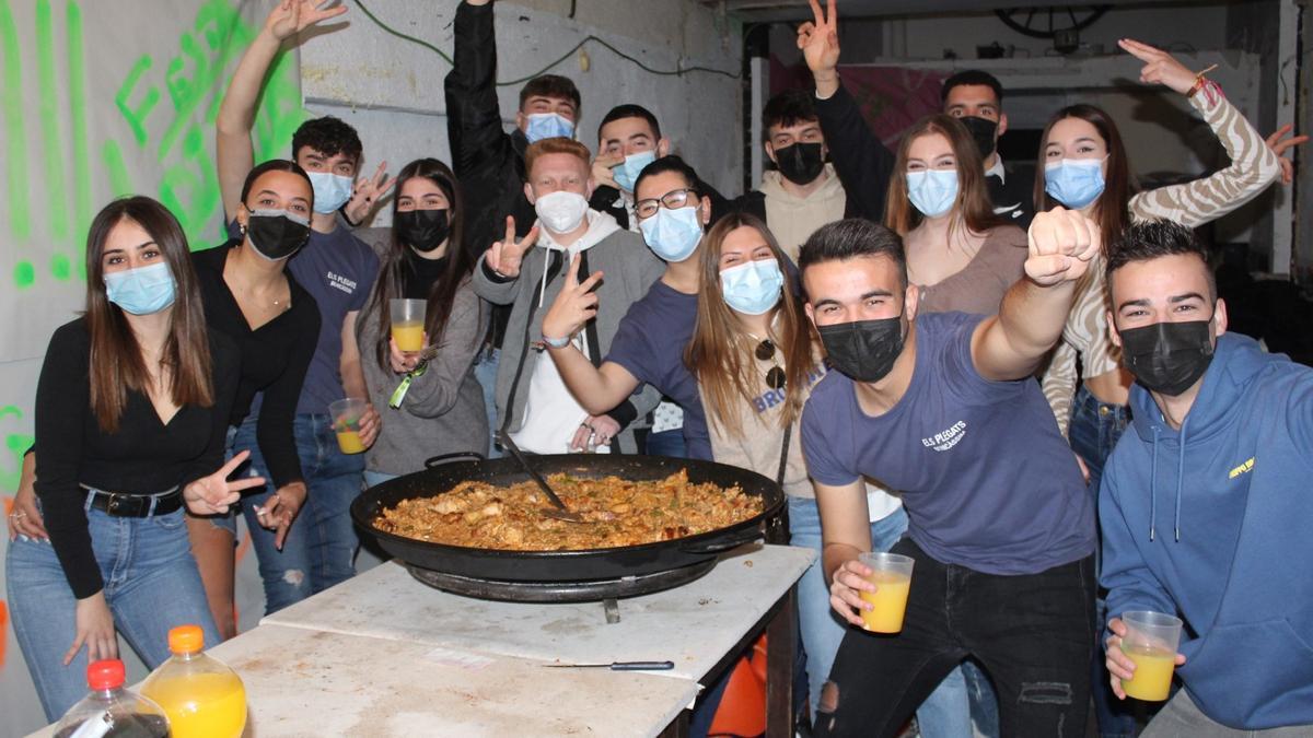 Jóvenes como los de la imagen han tenido que celebrar este año el Día de las Paellas en el interior de su colla.