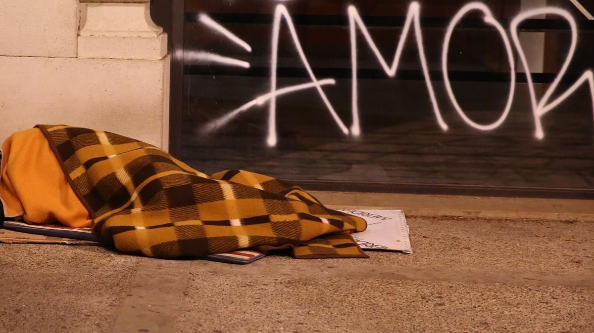 Un sintecho duerme cerca del parque de la Ciutadella, en enero pasado Un sintecho duerme cerca del parque de la Ciutadella, en enero pasado