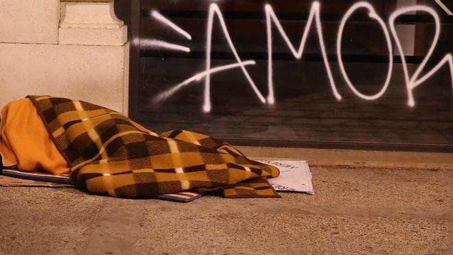Un sintecho duerme cerca del parque de la Ciutadella, en enero pasado