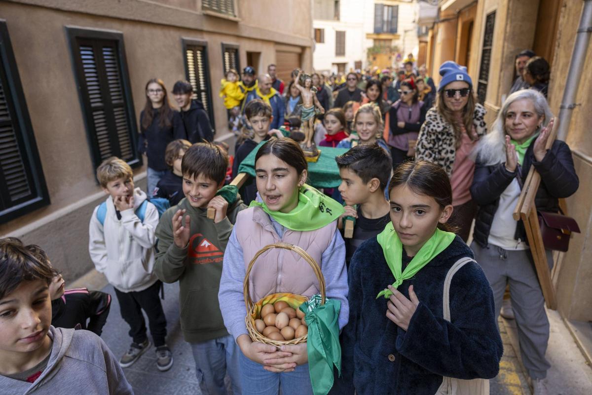 Bei diesem neuen Brauch bekommen die Nonnen von Santa Clara Eier dargeboten.