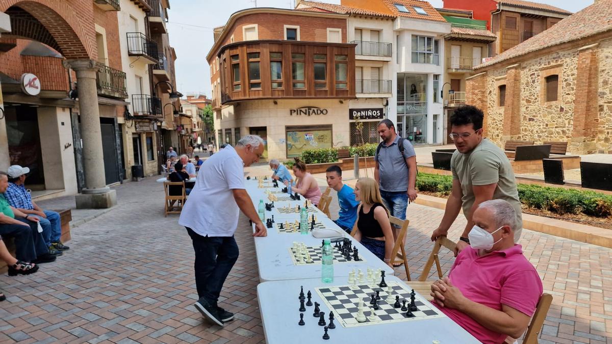 Jornada matinal de promoción del ajedrez en la plaza de Santa María.