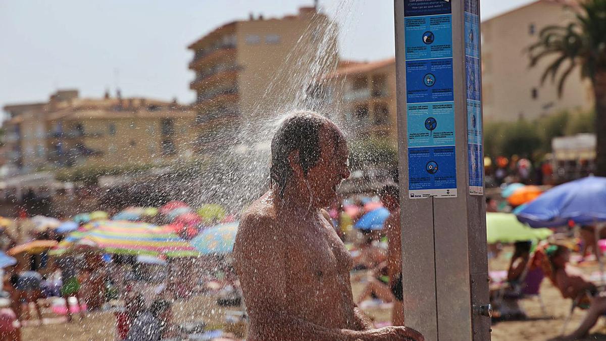 Les altes temperatures porten moltes persones a refrescar-se a la platja | BASILI GIRONÈS