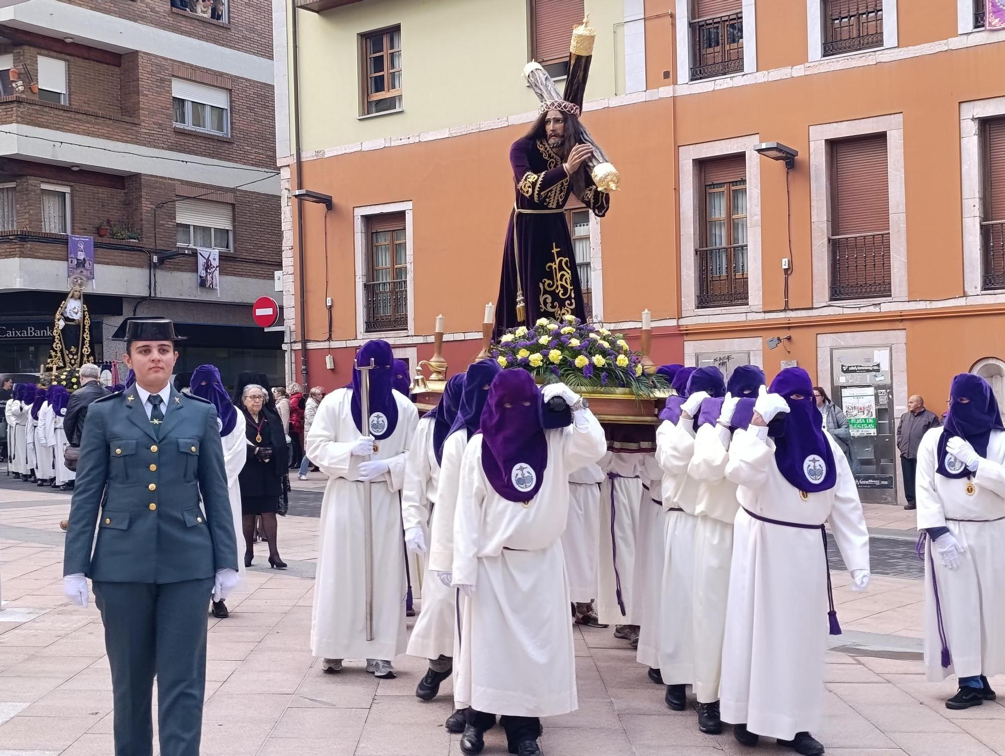 El Nazareno y la Virgen Dolorosa emocionan en Grado