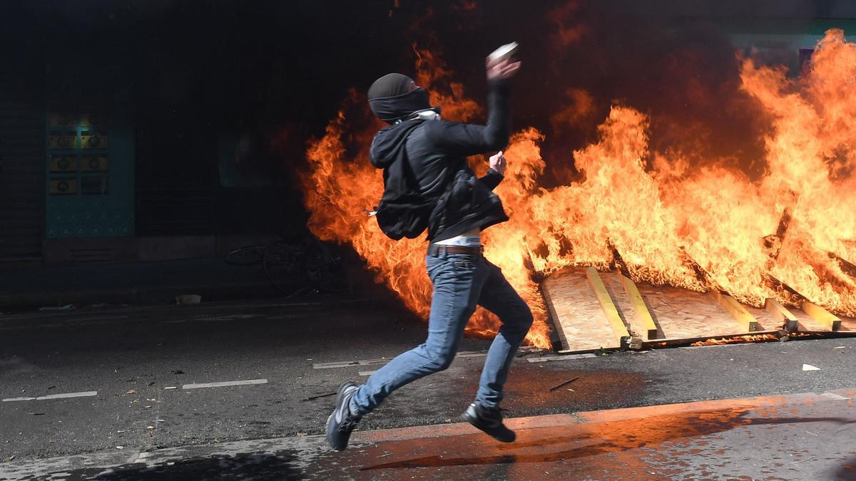 Un manifestante lanza una piedra durante el Primero de Mayo (Día del Trabajo) en París.