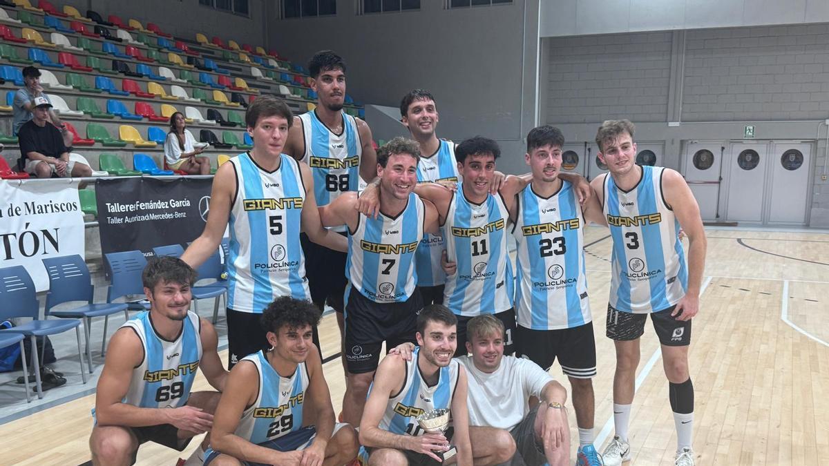Formación del equipo campeón con el trofeo recibido.