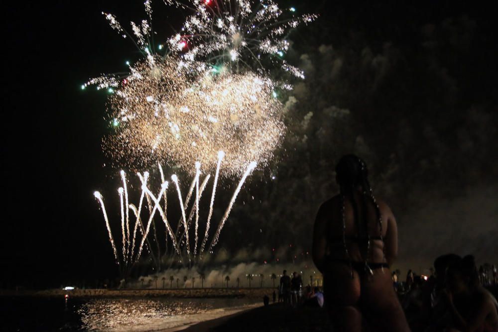 Como es tradición, el espectáculo pirotécnico da paso a días de fiesta en Málaga. Y como cada año, cientos de jóvenes siguieron los fuegos desde la playa de La Malagueta