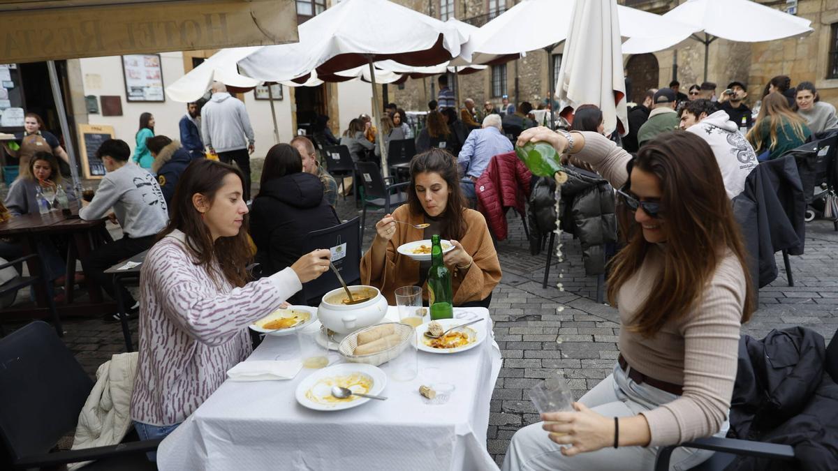 Ambiente en Gijón, en la plaza Jovellanos.