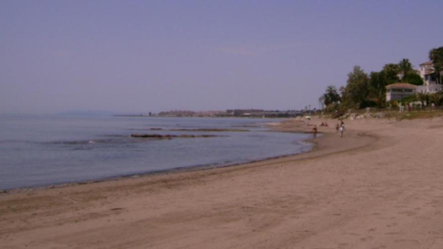 Aparece en una playa de Marbella el cadáver de una mujer