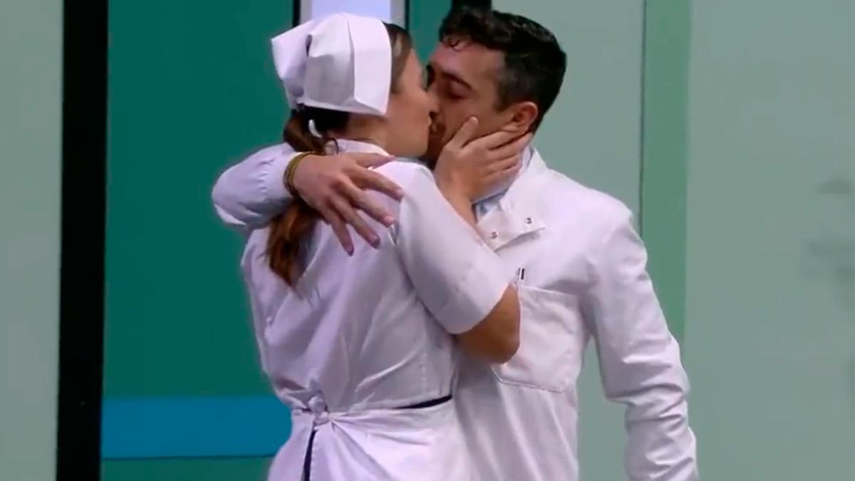 El cambio de Javier Fernández en GH VIP que vuelve locos a todos: de estar desaparecido a besarse con otra concursante (con pareja)