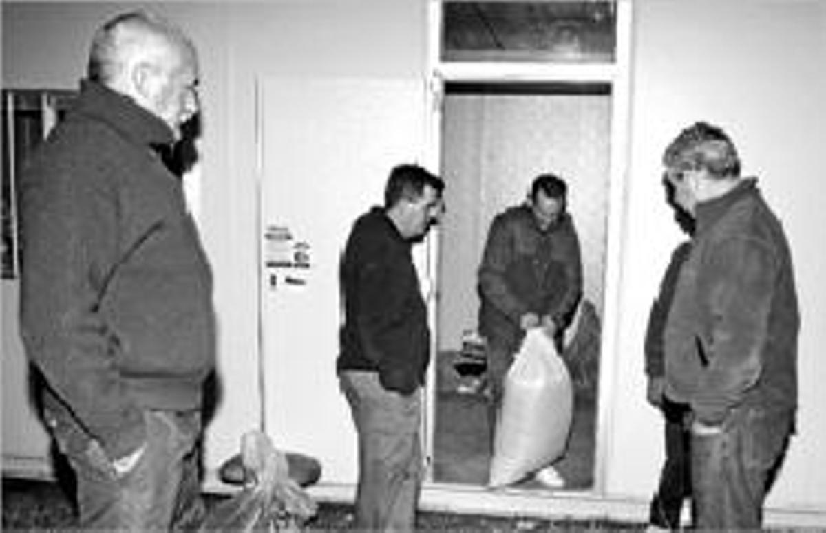 Un grupo de cazadores saca el arroz para los patos.