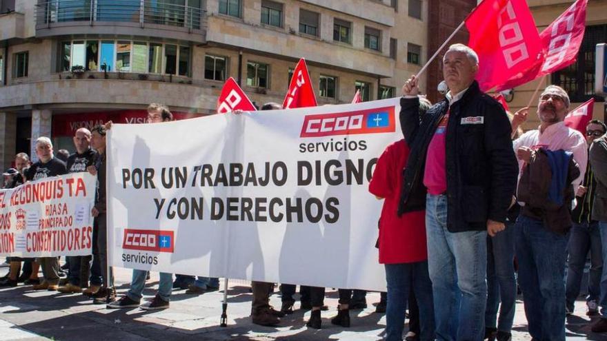 Los trabajadores del Reconquista, ayer frente al hotel.