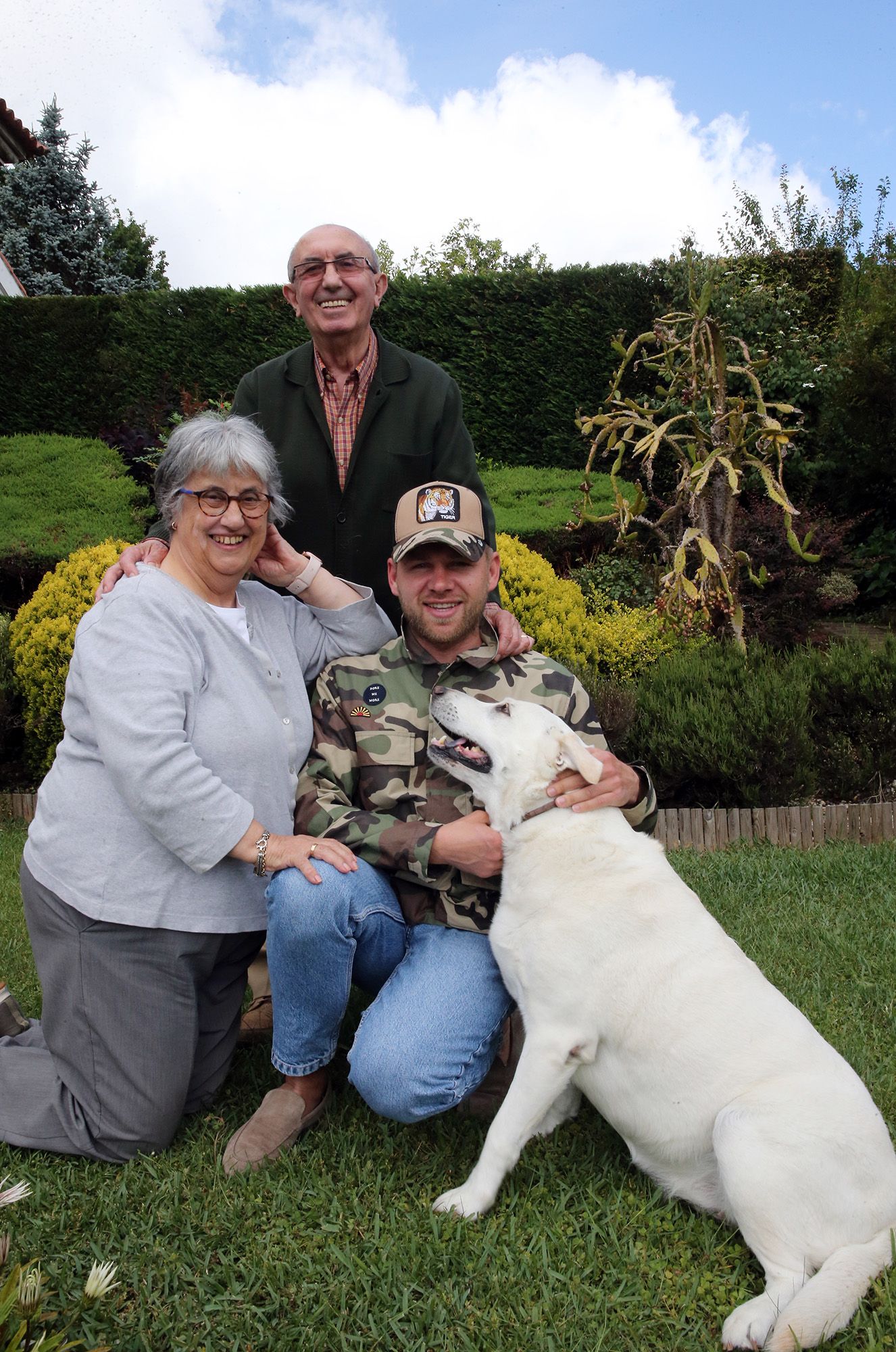 Chumak con sus padres adoptivos Rosa Montenegro y Pedro Matas, y la perra Laika, en su casa de Mos