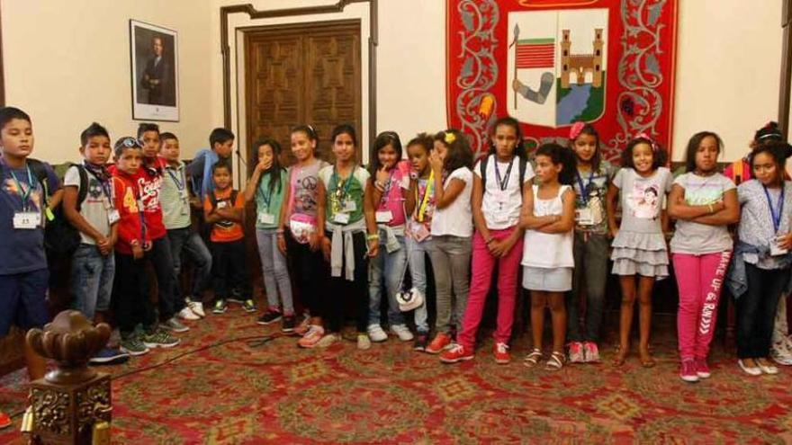 El primer grupo de niños de Vacaciones en Paz que parten para los campamento de Tinduf durante el acto de despedida, ayer, en el salón de Plenos del Ayuntamiento.