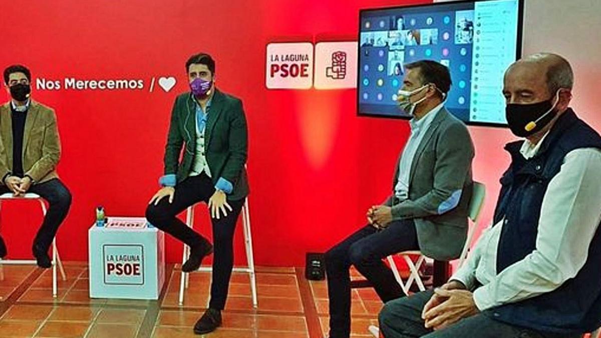 Santiago Pérez, a la derecha, en el acto que formalizó días atrás su regreso el PSOE. | | E.D.