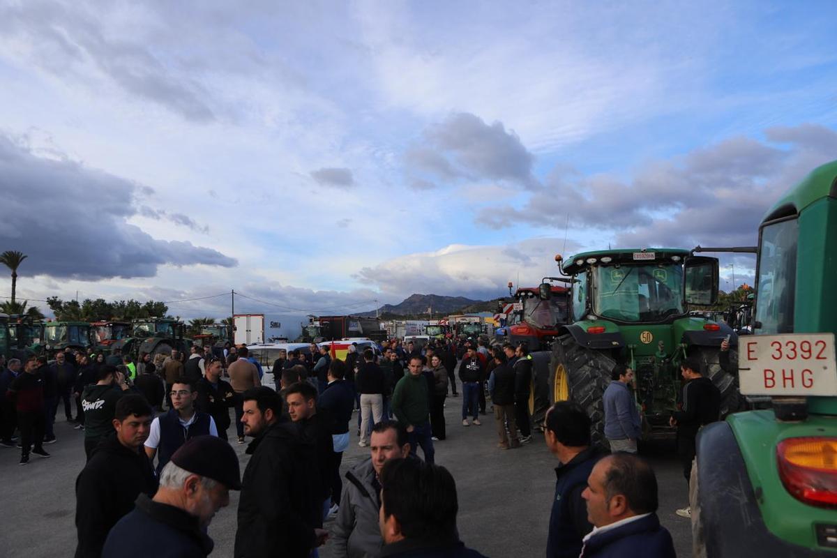 Agricultores concentrados en uno de los cortes de tráfico, en la A-7, entre lapedanía lorquina de La Hoya y Totana