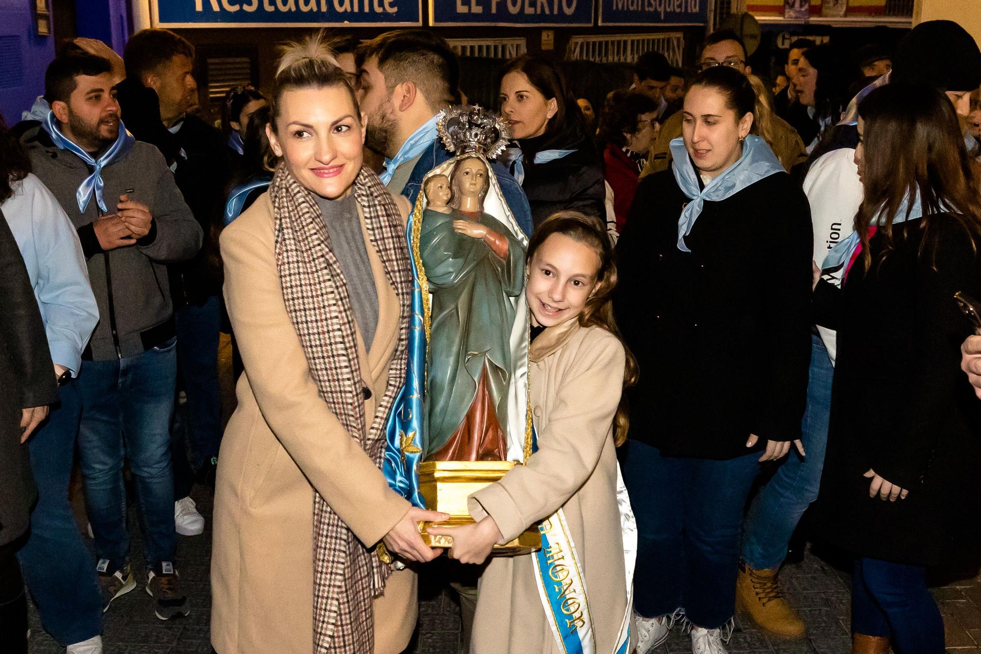 Devoción en Benidorm en la procesión de L'Alba