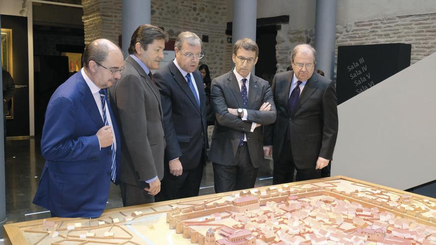 Javier Lambán, Javier Fernández, Antonio Silván (alcalde de León), Núñez Feijóo y Juan Vicente Herrera, ayer, en León en la cumbre. // FdV