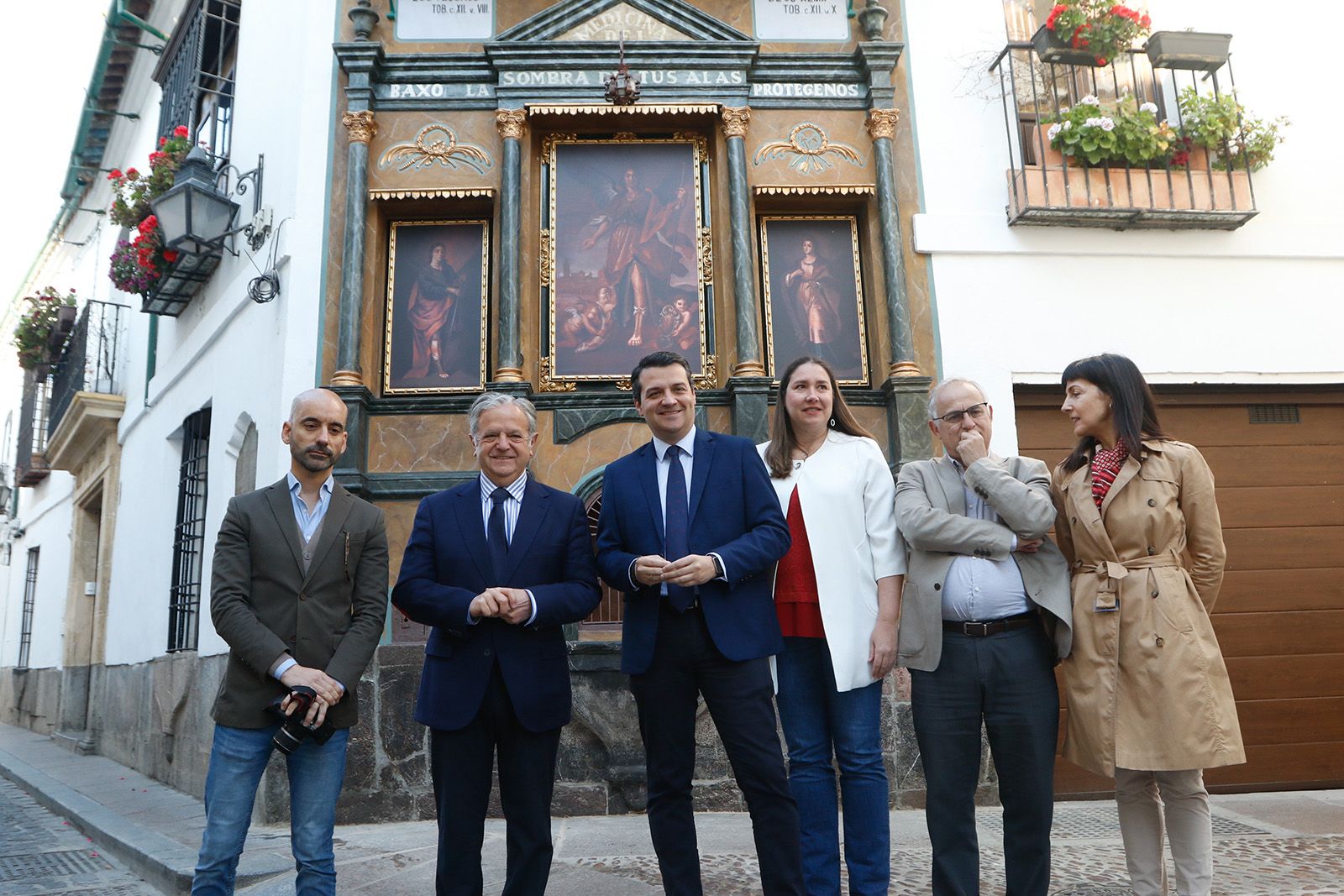 El retablo de la calle Lineros ya luce como nuevo tras su restauración