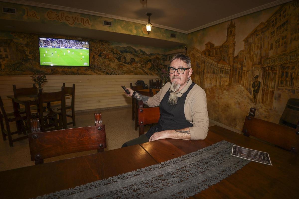 Eduardo López, en el bar La Caleyina, en Oviedo
