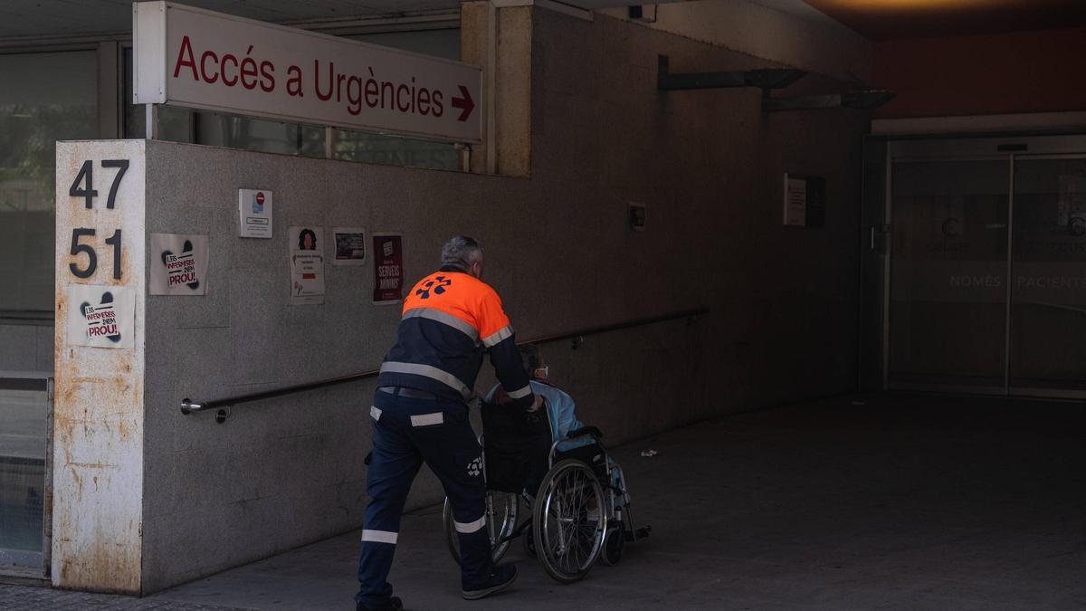 Entrada de las urgencias del CAP Casernes, en el barrio barcelonés de Sant Andreu, este jueves.