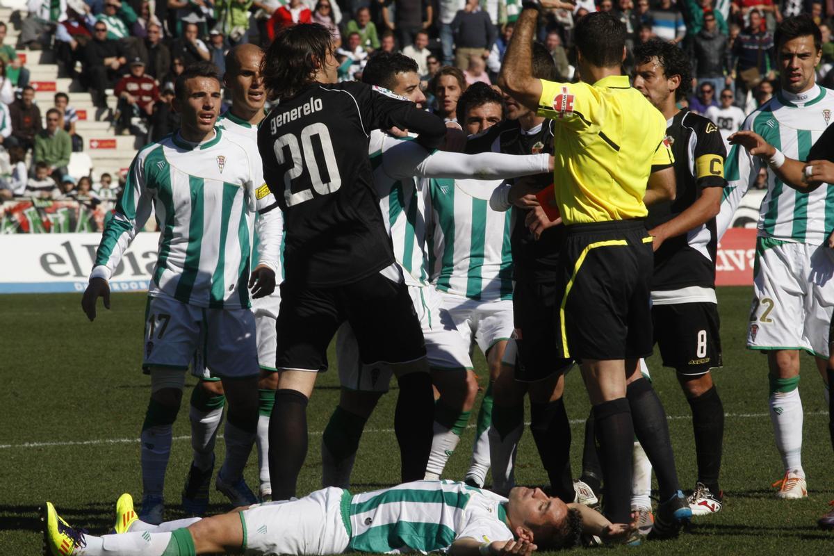 Charles, tendido en el suelo, tras ser agredido por Edu Albacar, en aquel Córdoba CF - Elche de la temporada 2011-12.