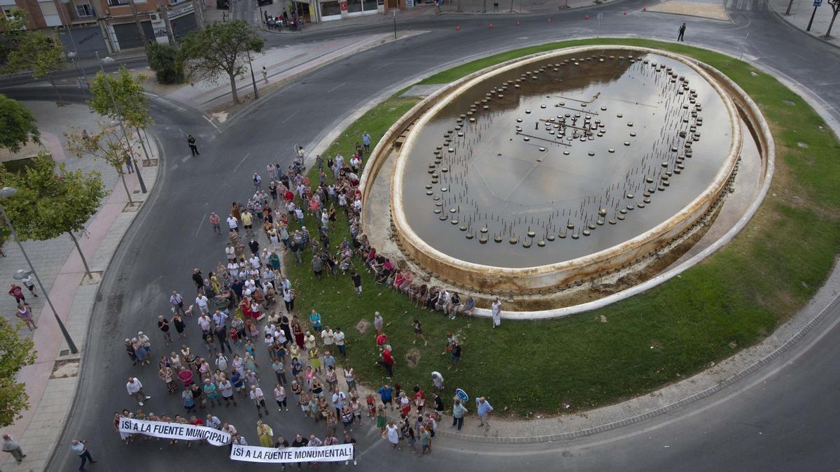 300 vecinos se manifestaron el año pasado por la fuente monumental.