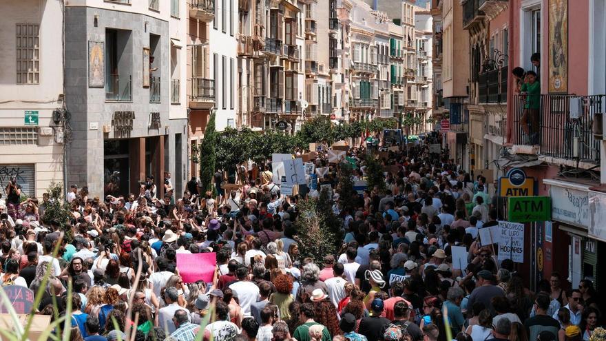 La manifestación por una vivienda digna recorre las calles del Centro de Málaga este 29 de junio.