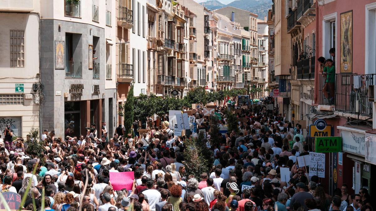 La manifestación por una vivienda digna en la calle Carretería
