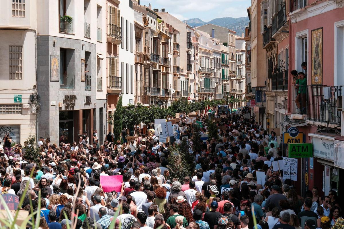 Miles de personas claman por una vivienda digna al grito de Málaga para vivir, no para sobrevivir