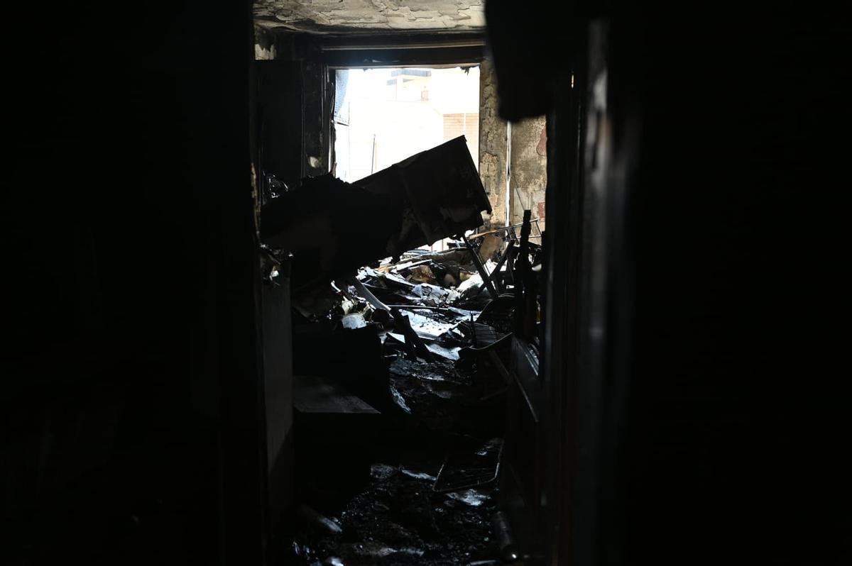 Interior del edificio incendiado esta mañana en el barrio del Arrabal.