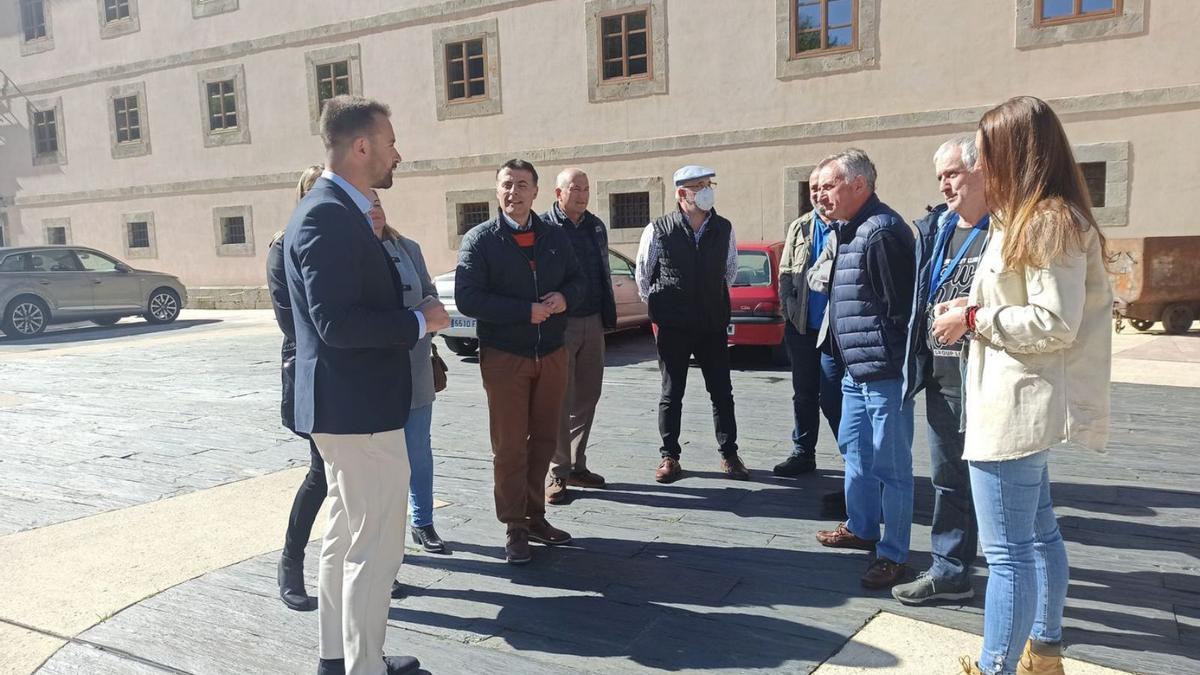 Álvaro Queipo, a la izquierda, con los representantes locales del PP, ayer, en Corias. | S. Arias