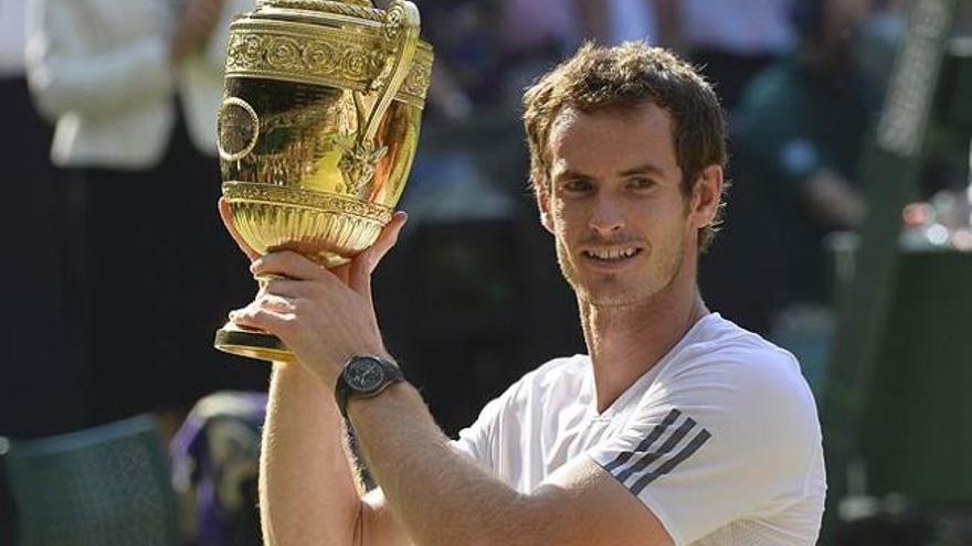 Murray levanta el trofeo de Wimbledon.