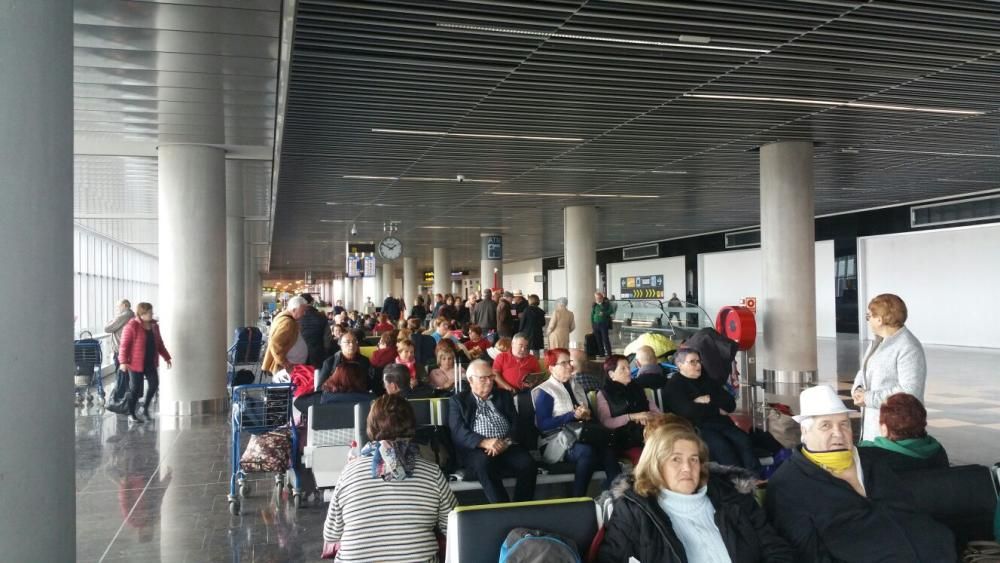 La larga espera de usuarios del Imserso en el aeropuerto de Gran Canaria