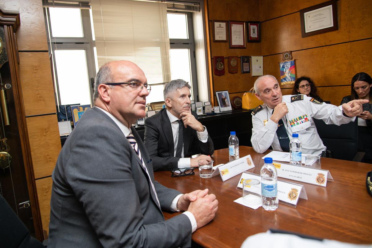José María Moreno Moreno junto al ministro del Interior Fernando Grande-Marlaska y el delegado de Gobierno en Canarias Anselmo Pestana.