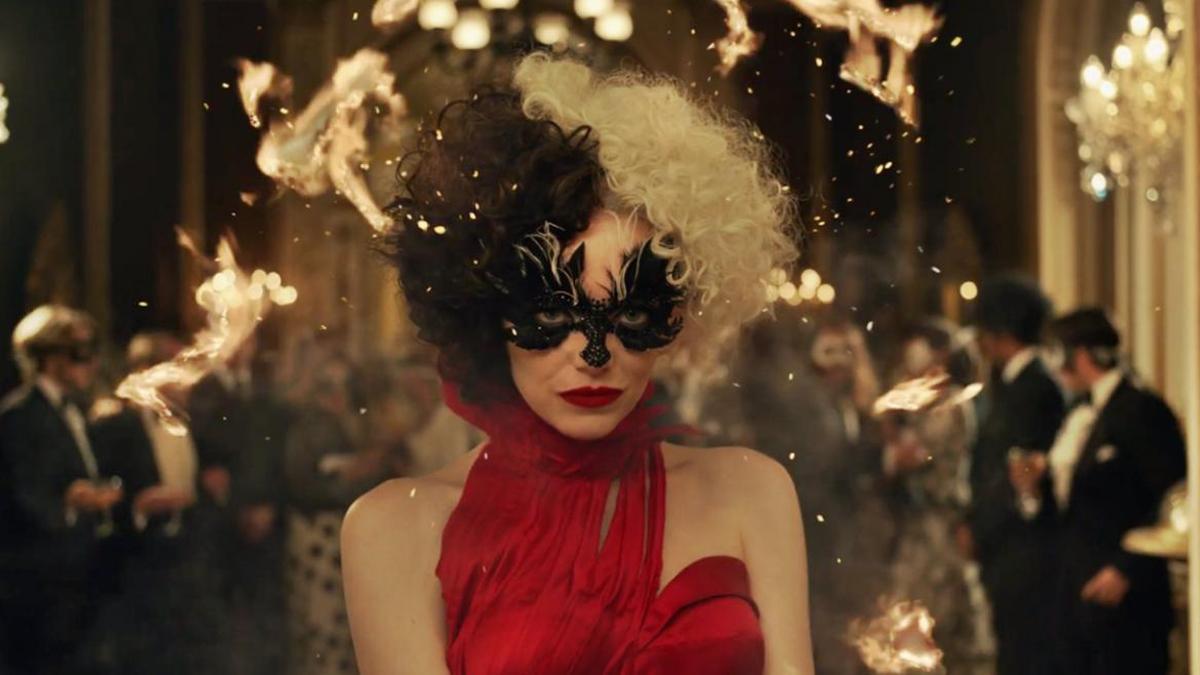 Emma Stone con vestido rojo en la película Cruella