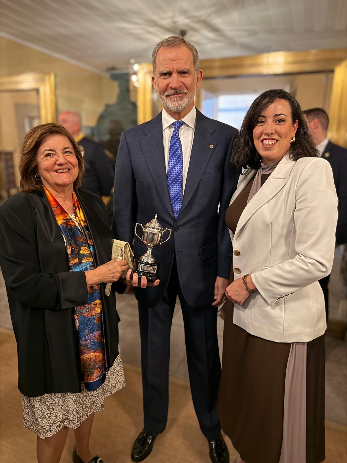 La presidenta de la UCAM y María Mendoza, miembro del Patronato de la Fundación Universitaria, con Felipe VI.