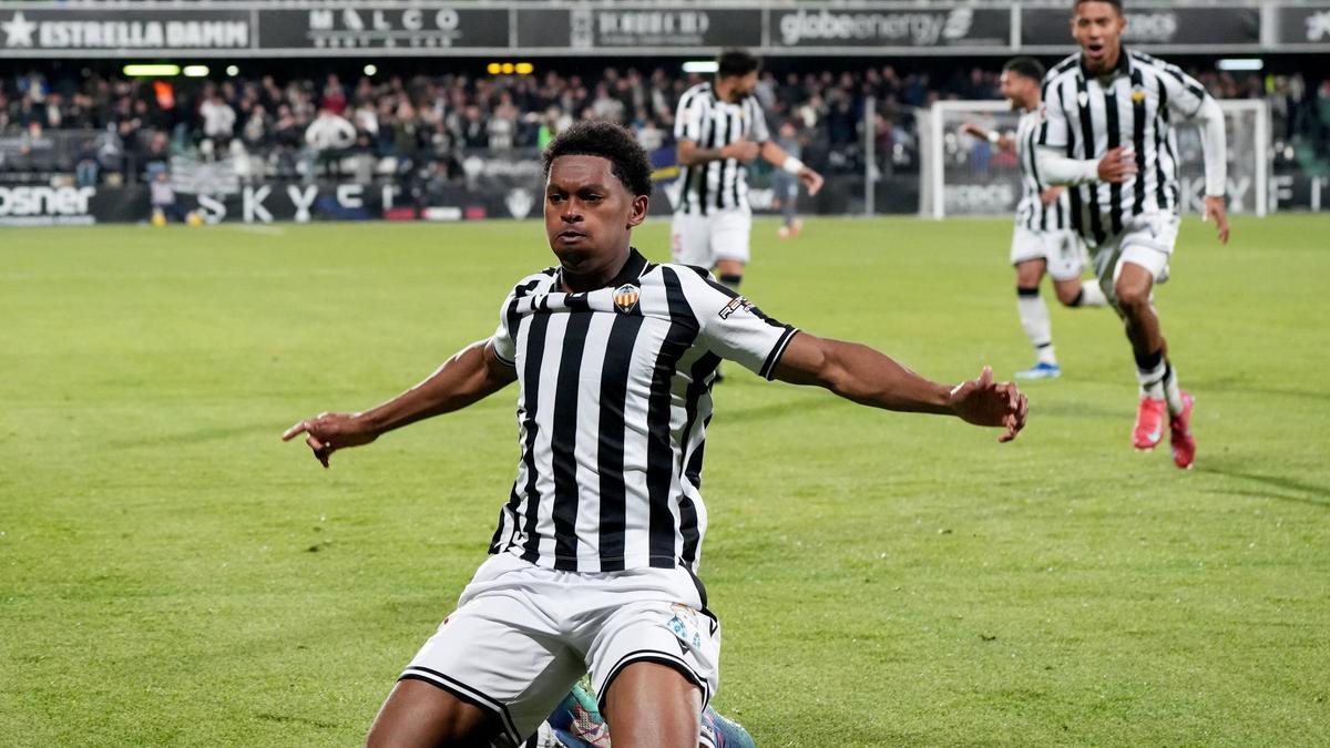 Jozhua celebra el momentáneo 2-1.