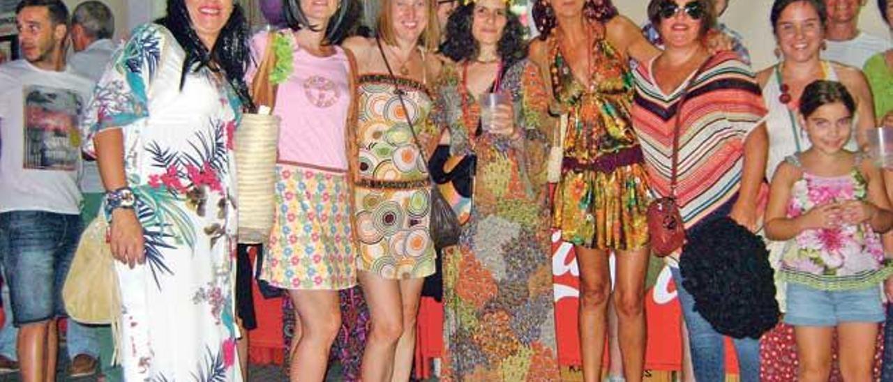 Un grupo de hippies, participantes en la fiesta de Can Tomeu.