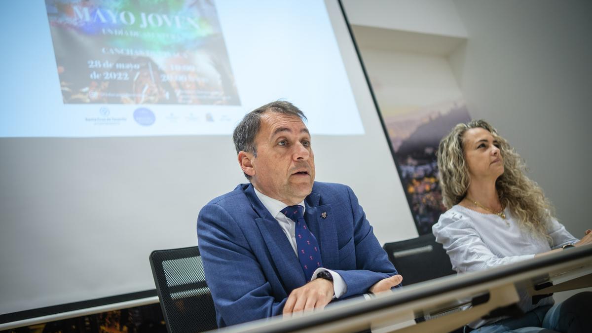 El alcalde de Santa Cruz y la edil de Juventud, durante la presentación de Mayo Joven, en la Casa Siliuto.