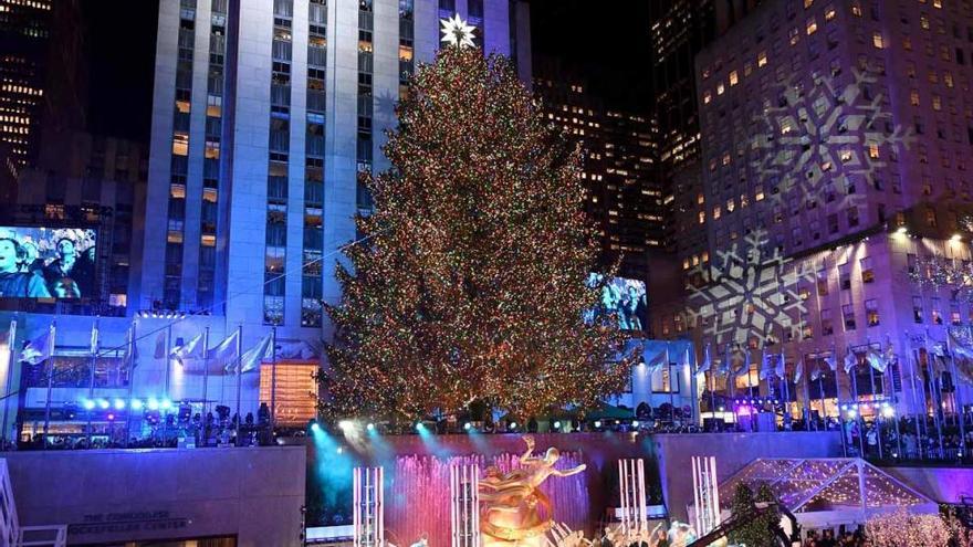 El árbol de Navidad más famoso del mundo, iluminado