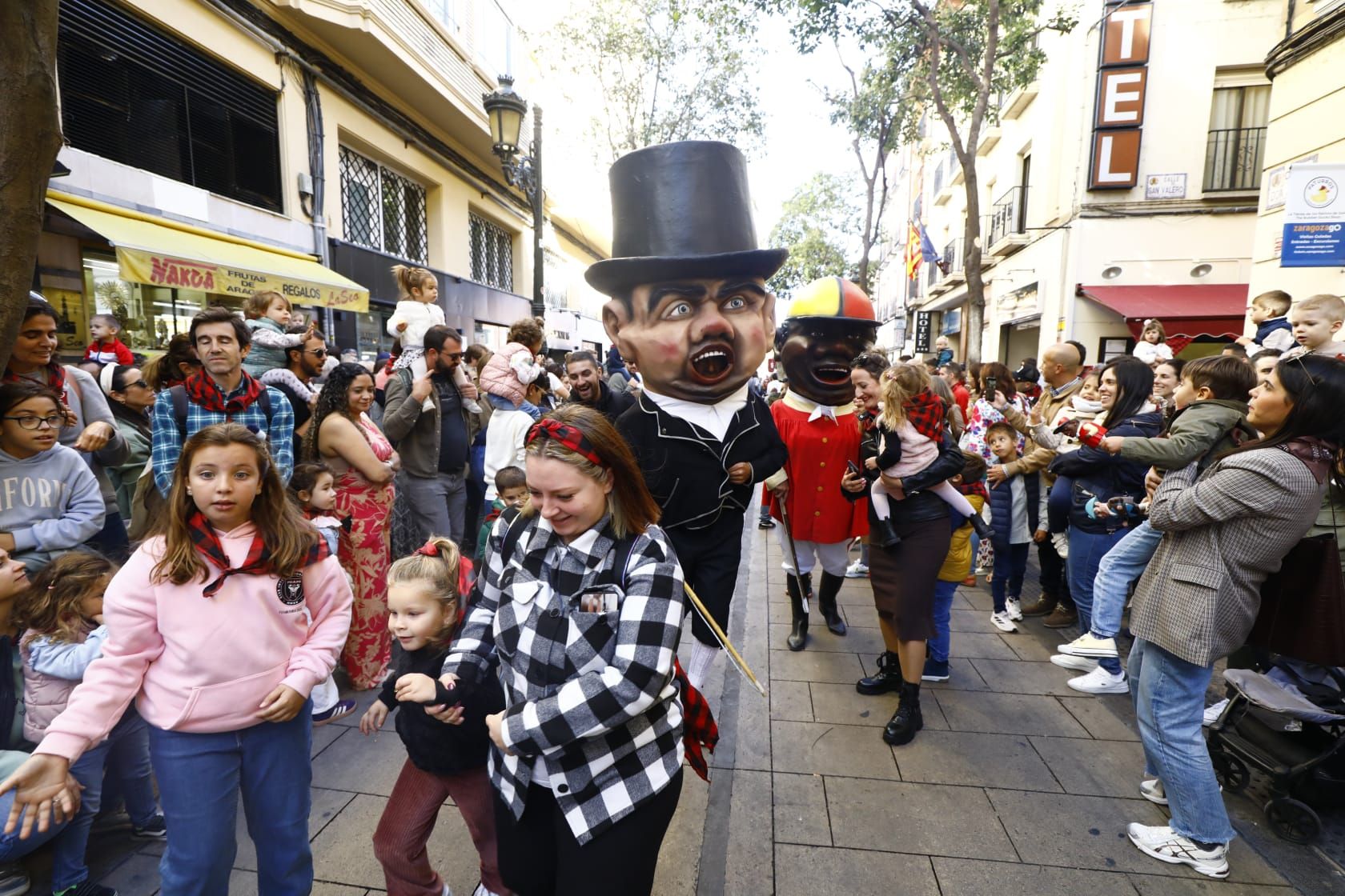 En imágenes | La comparsa de gigantes y cabezudos ilusionan a los más pequeños