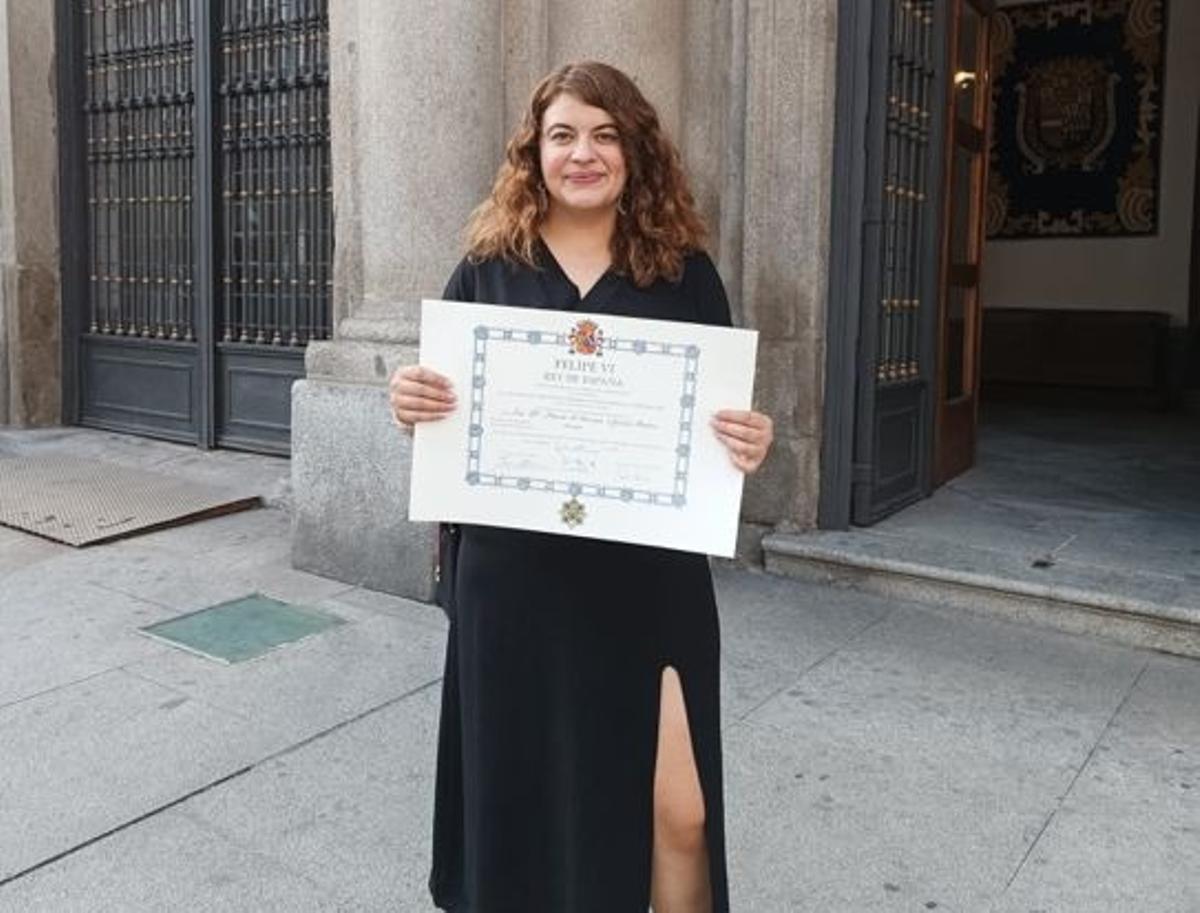 Carmen Aguilar, residente del hospital Reina Sofía, con el reconocimiento recibido por ser solidaria en Turquía.